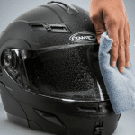 cara jitu membersihkan helm motor dari debu dan bau