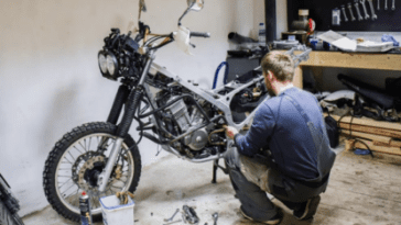 Menyiapkan area kerja sebelum membersihkan bagian dalam motor